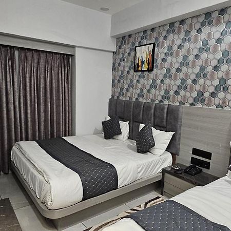 Hotel Allen Ахмедабад Екстериор снимка