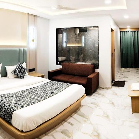 Hotel Allen Ахмедабад Екстериор снимка