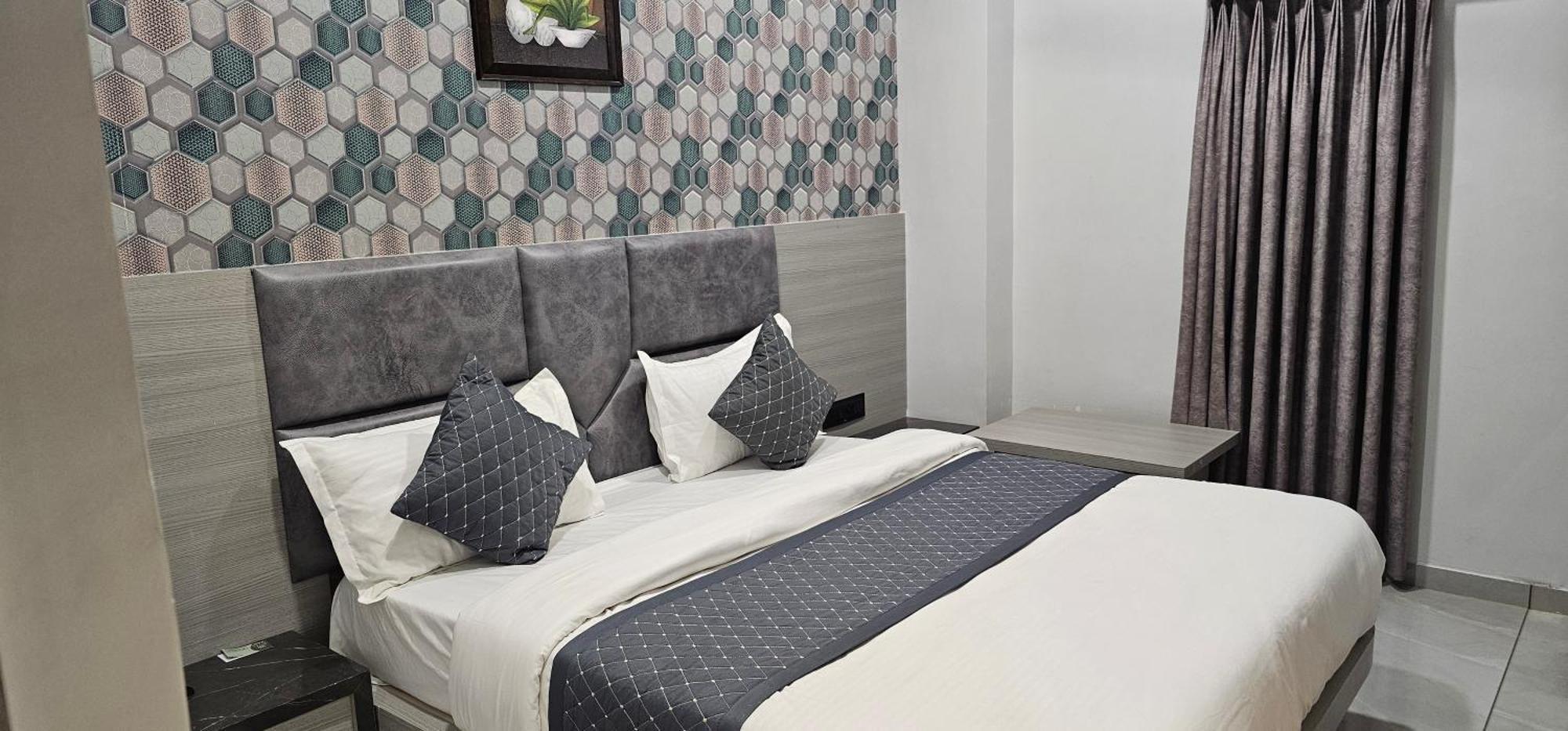 Hotel Allen Ахмедабад Екстериор снимка