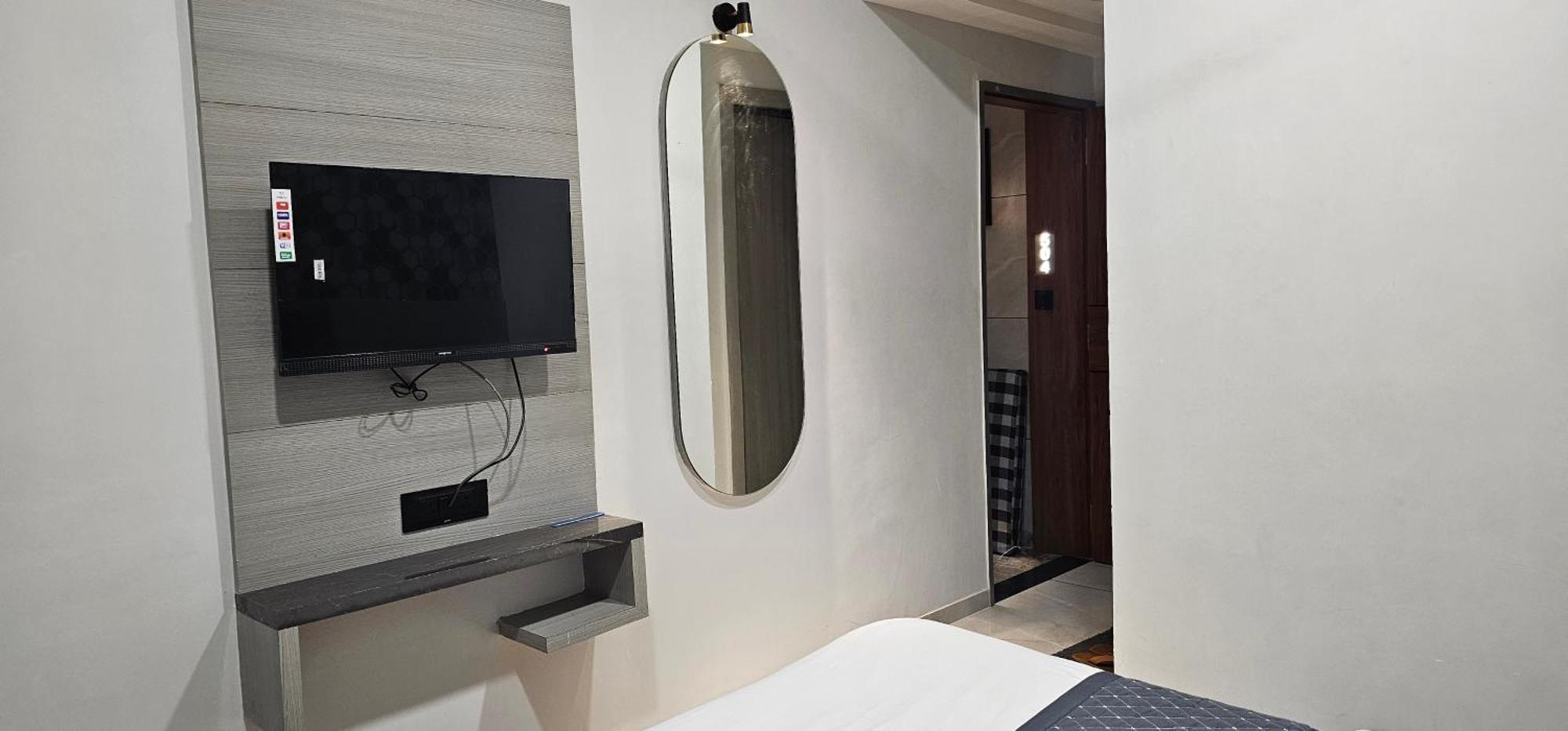 Hotel Allen Ахмедабад Екстериор снимка