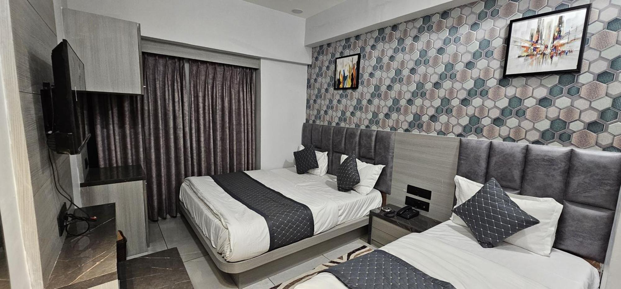 Hotel Allen Ахмедабад Екстериор снимка