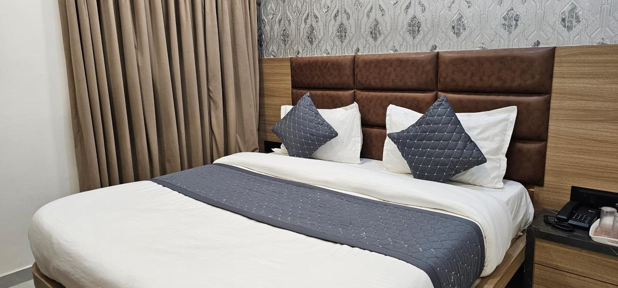 Hotel Allen Ахмедабад Екстериор снимка
